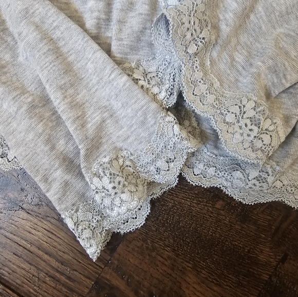 EDIKTED LONG SLEEVE GRAY TOP SIZE SMALL - Picture 4 of 7